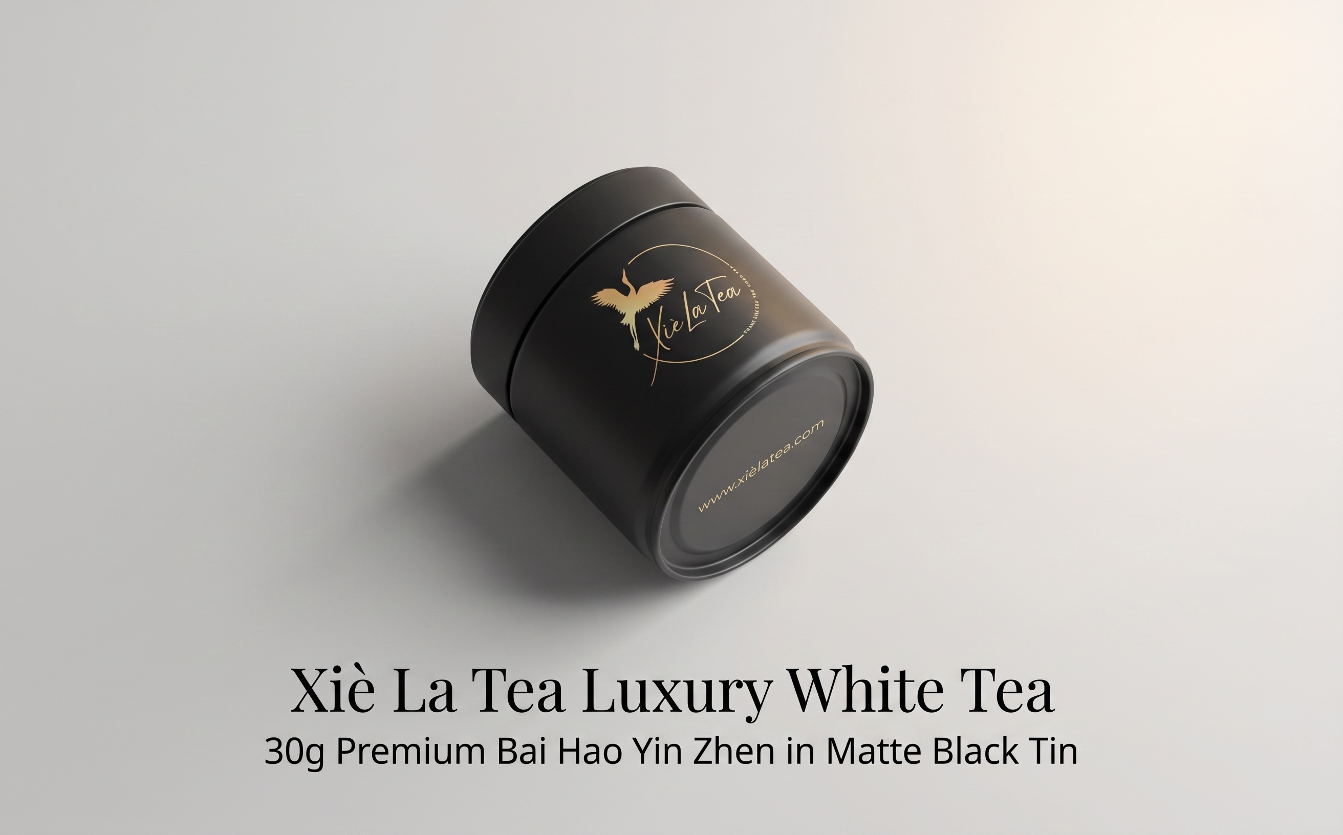 Bai Hao Yin Zhen — Fekete tea tárolódoboz, fehér háttér